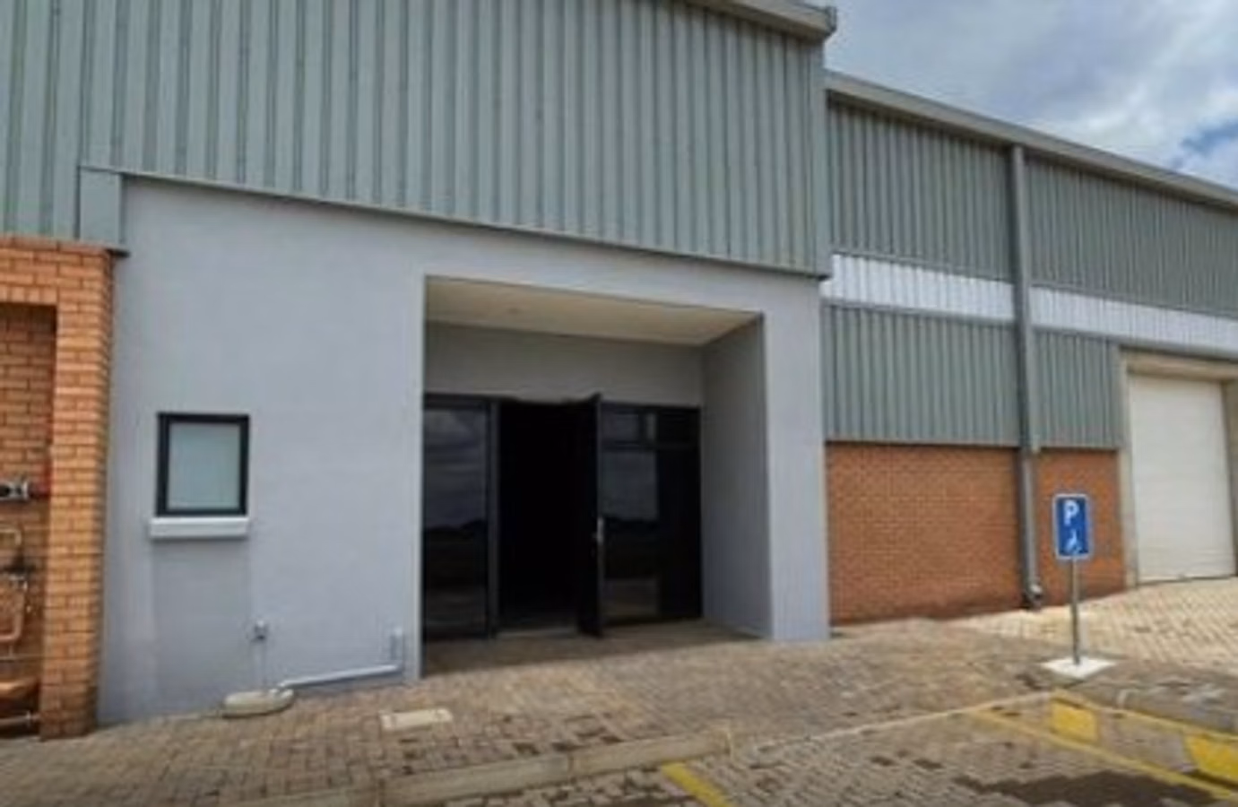 1,000m² Warehouse To Let in Clayville
