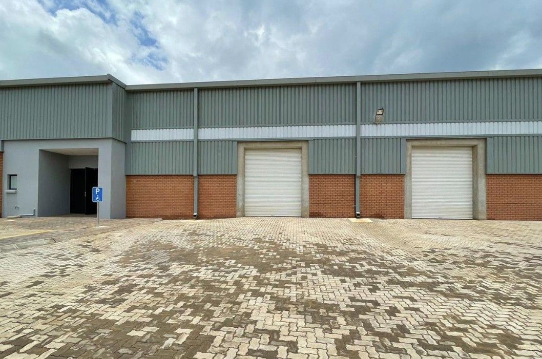 125m² Warehouse To Let in Clayville