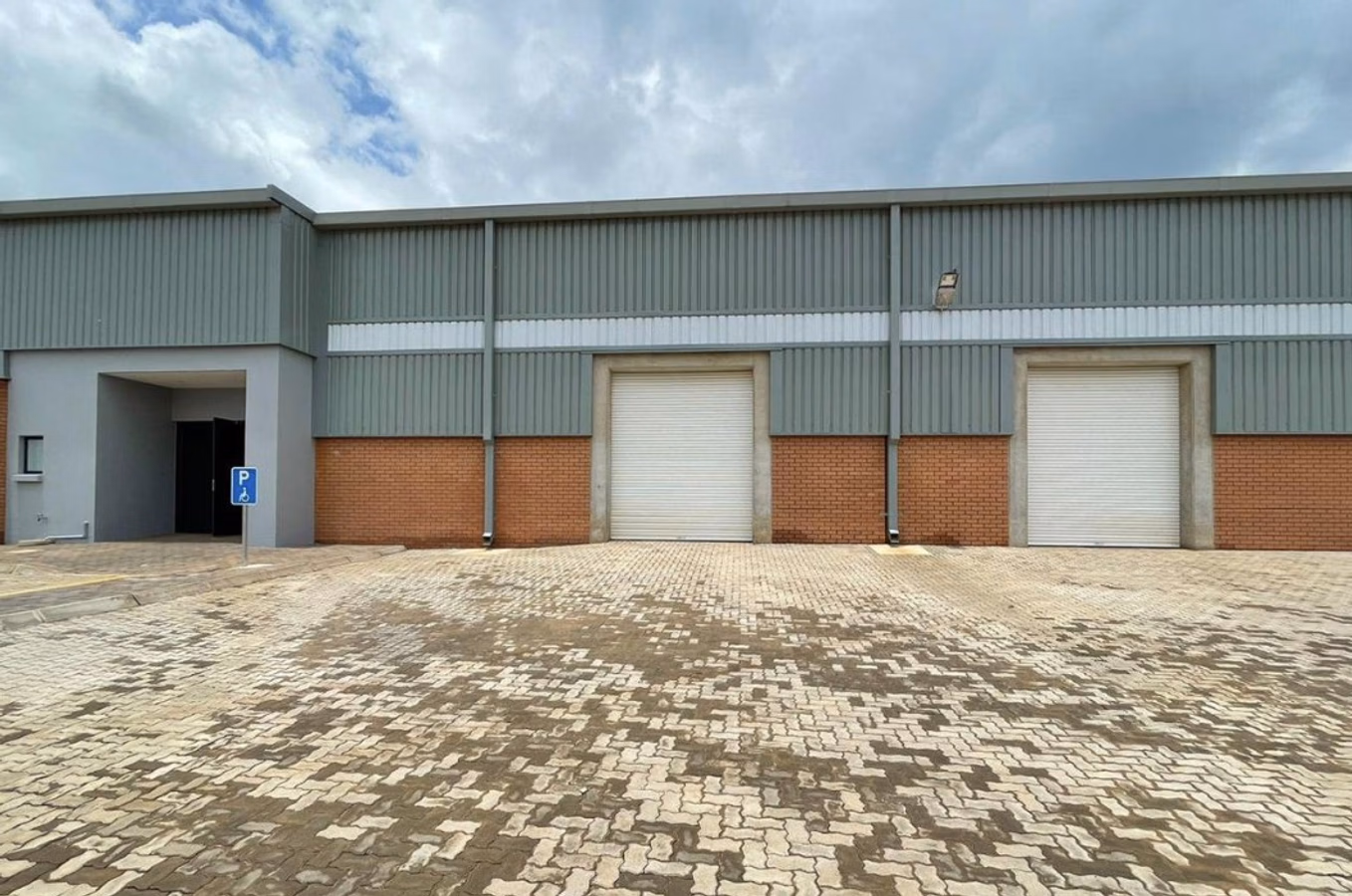 125m² Warehouse To Let in Clayville