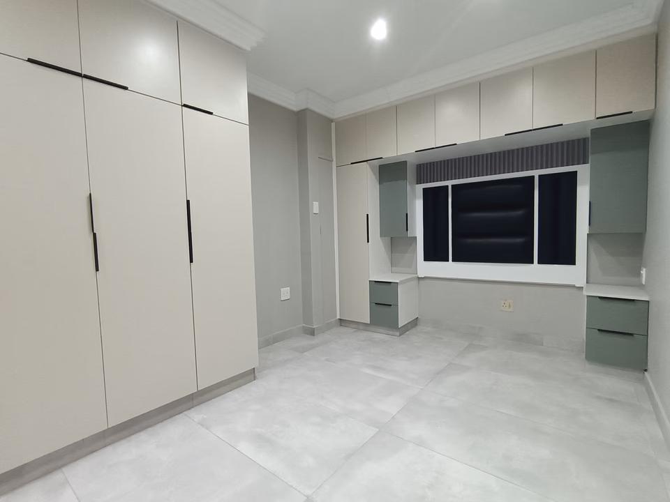 836m² Office For Sale in Admin