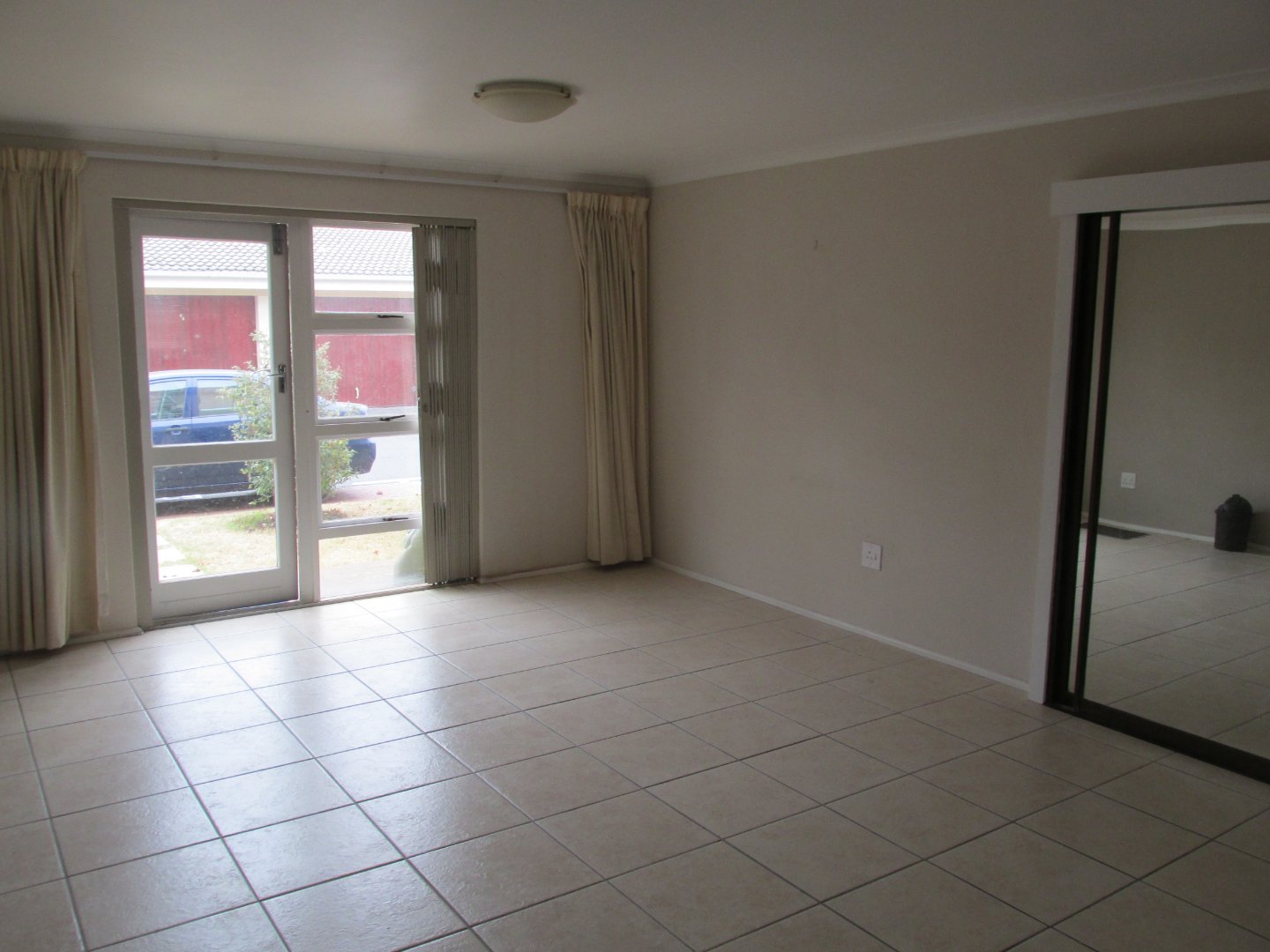 2 Bedroom Flat To Let in Camps Bay