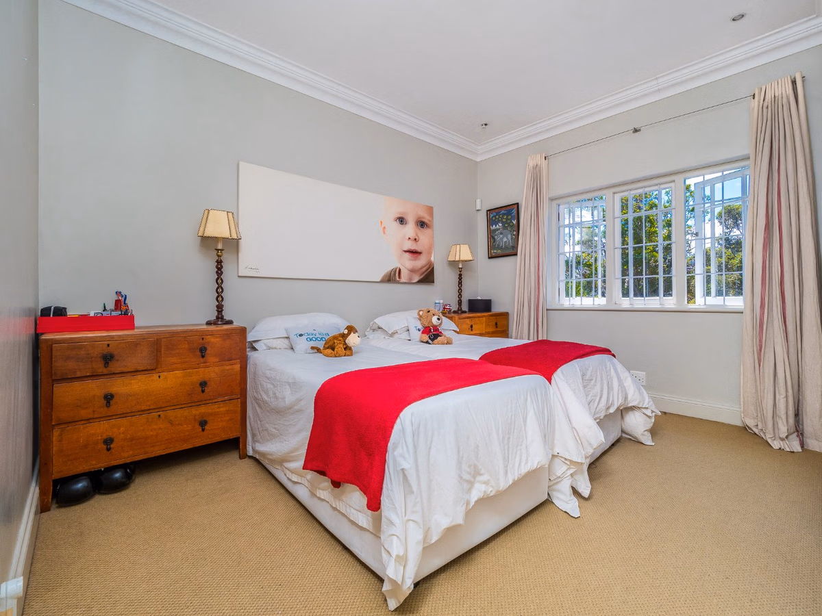 6 Bedroom House For Sale in Mangweni