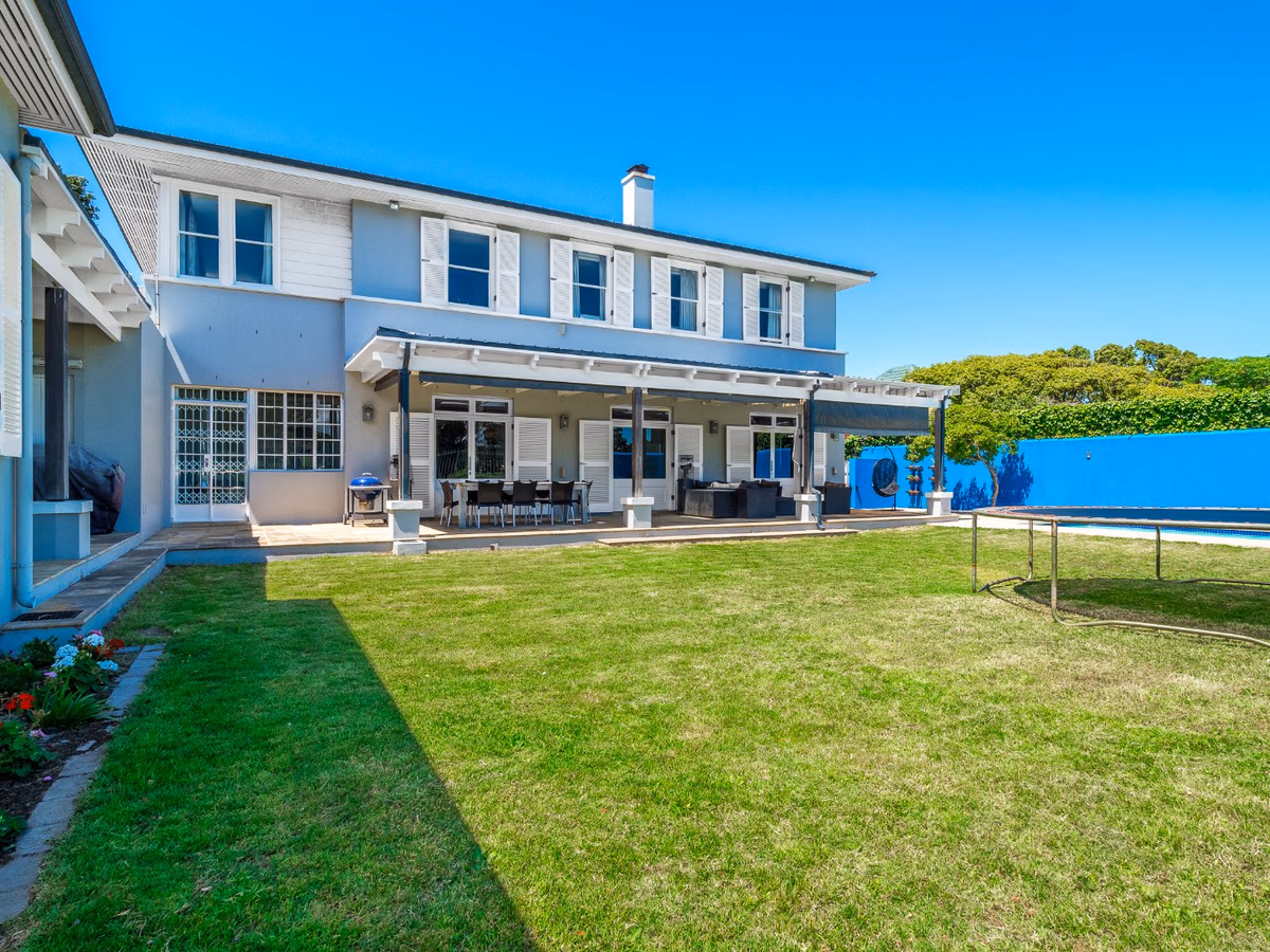 6 Bedroom House For Sale in Mangweni