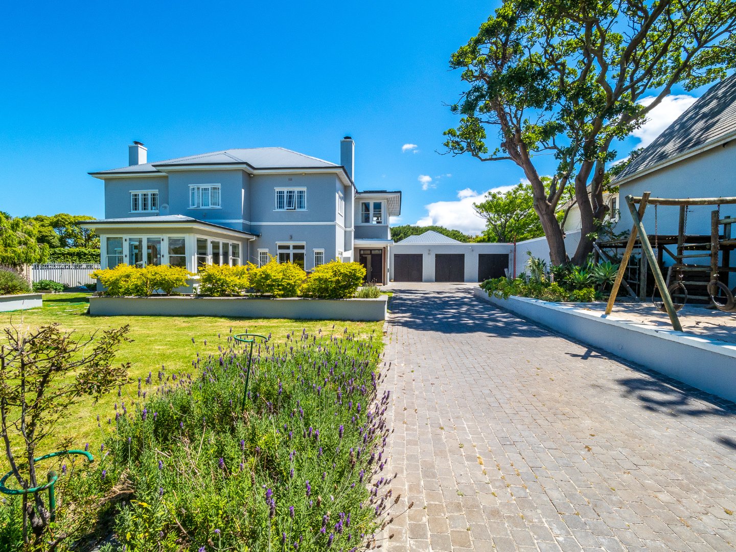6 Bedroom House For Sale in Mangweni
