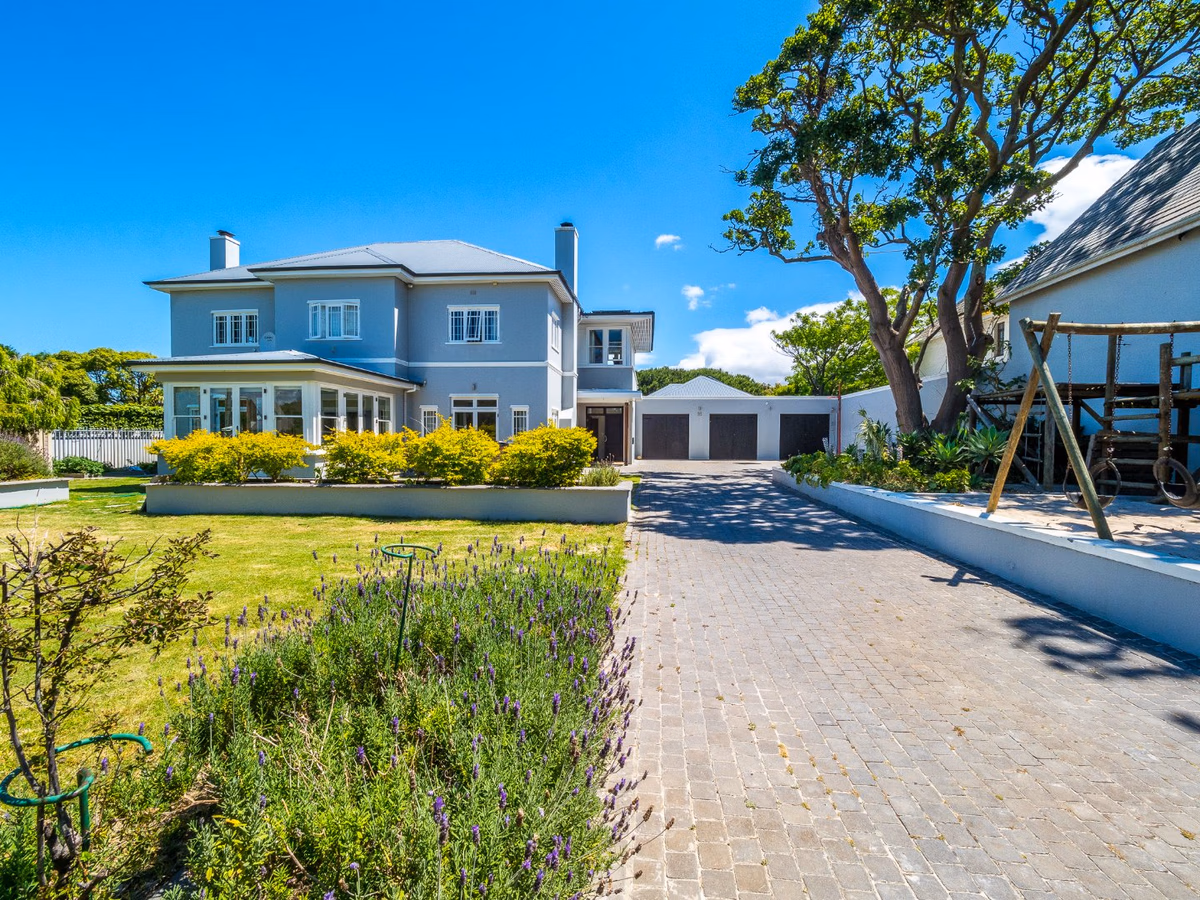 6 Bedroom House For Sale in Mangweni
