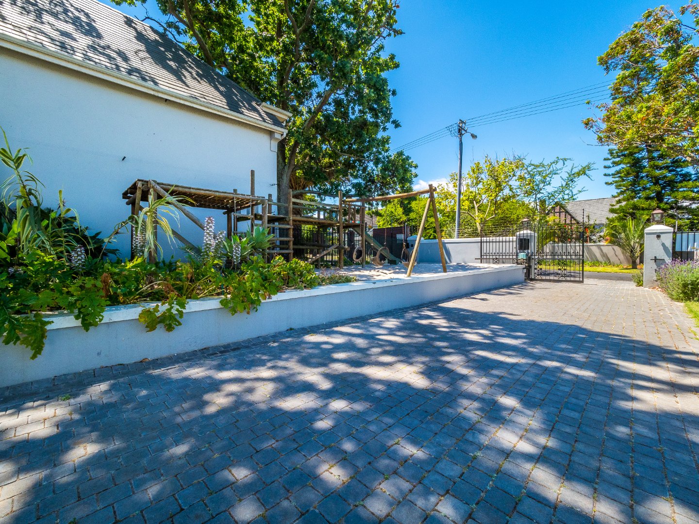6 Bedroom House For Sale in Mangweni