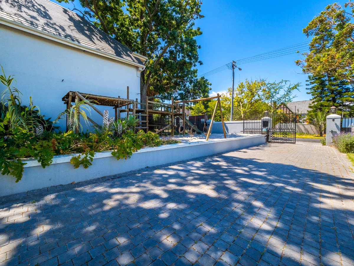 6 Bedroom House For Sale in Mangweni