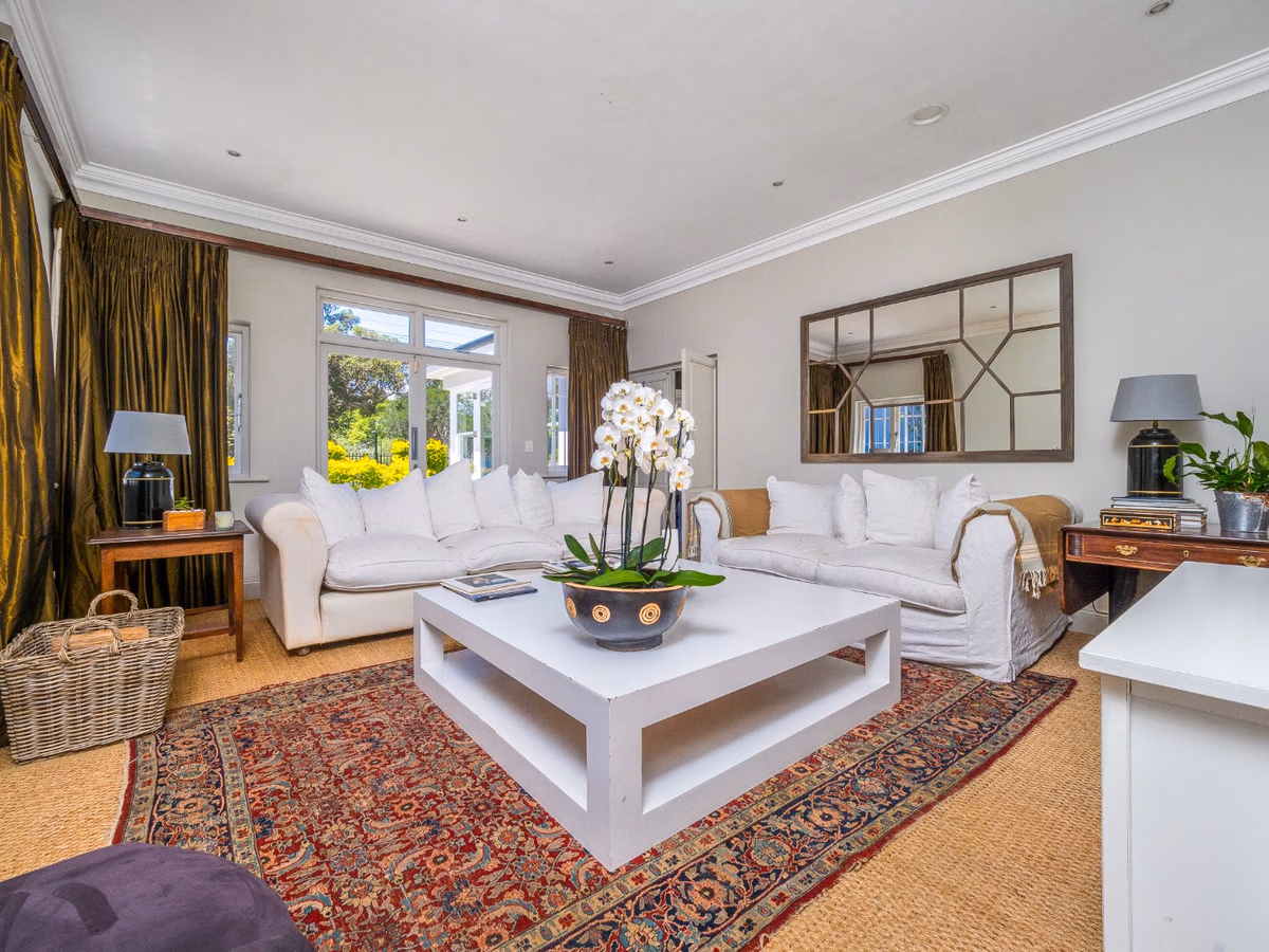 6 Bedroom House For Sale in Mangweni