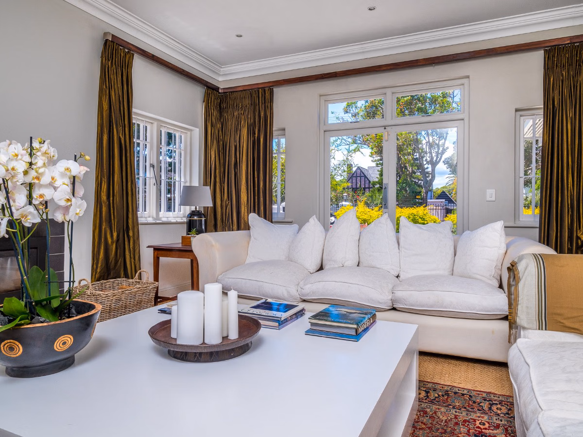 6 Bedroom House For Sale in Mangweni