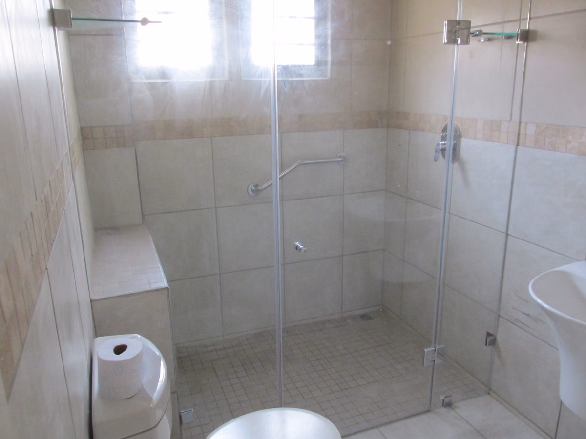 2 Bedroom Flat To Let in Camps Bay