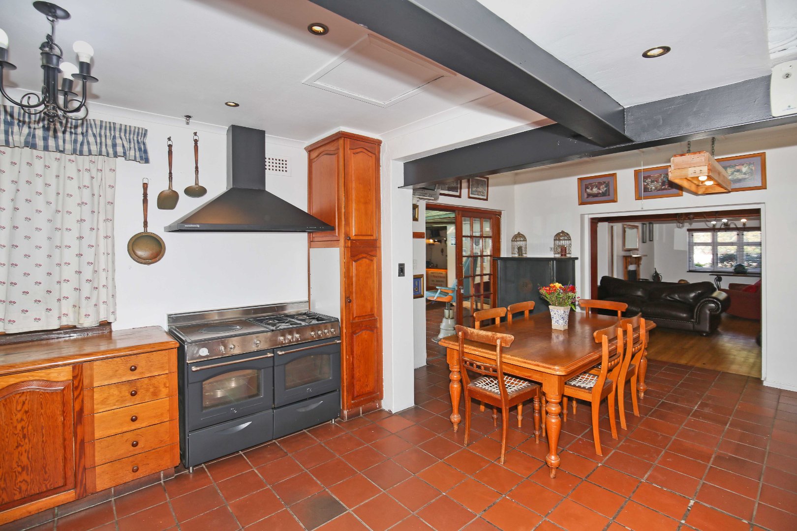 6 Bedroom House For Sale in Mangweni