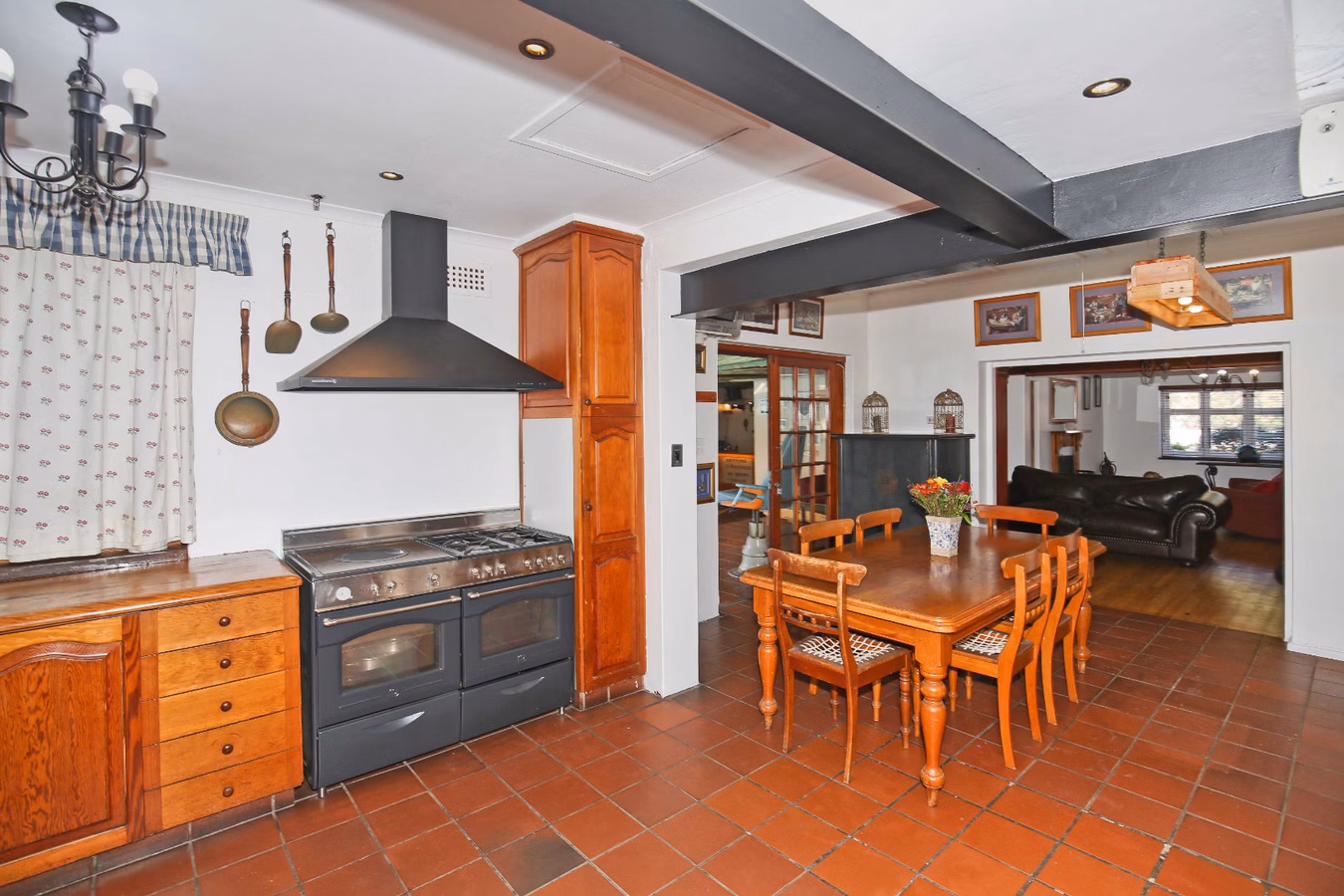 6 Bedroom House For Sale in Mangweni