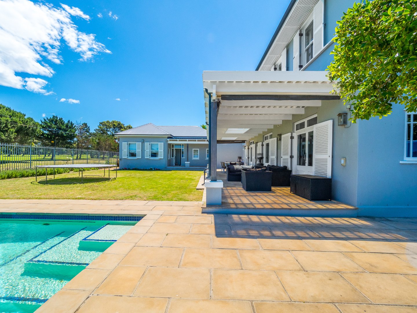 6 Bedroom House For Sale in Mangweni