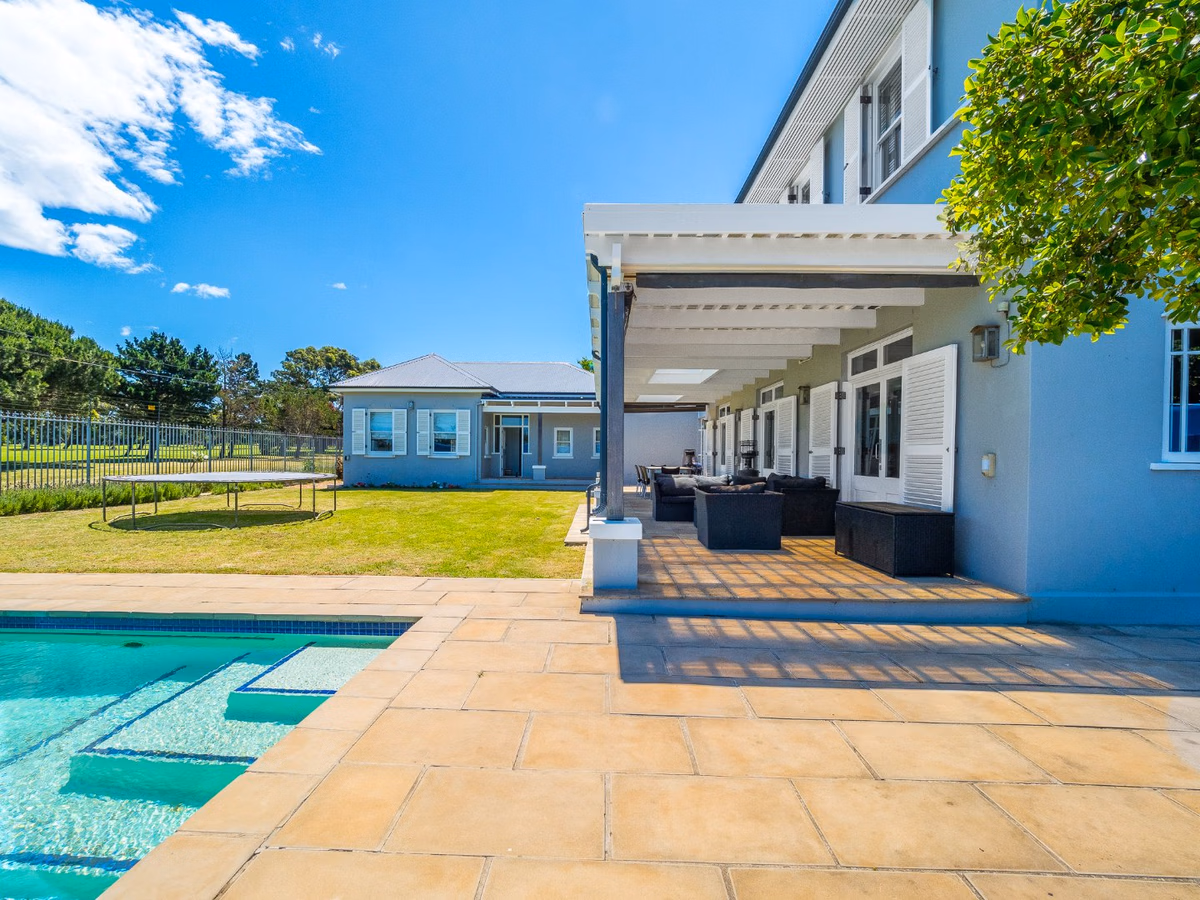6 Bedroom House For Sale in Mangweni