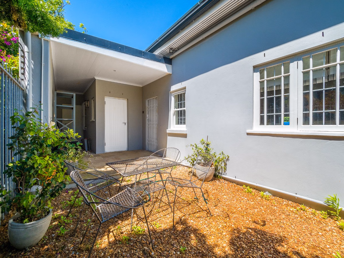 6 Bedroom House For Sale in Mangweni