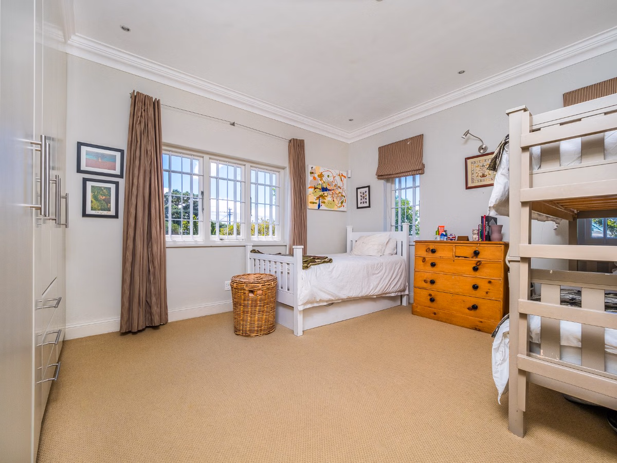 6 Bedroom House For Sale in Mangweni