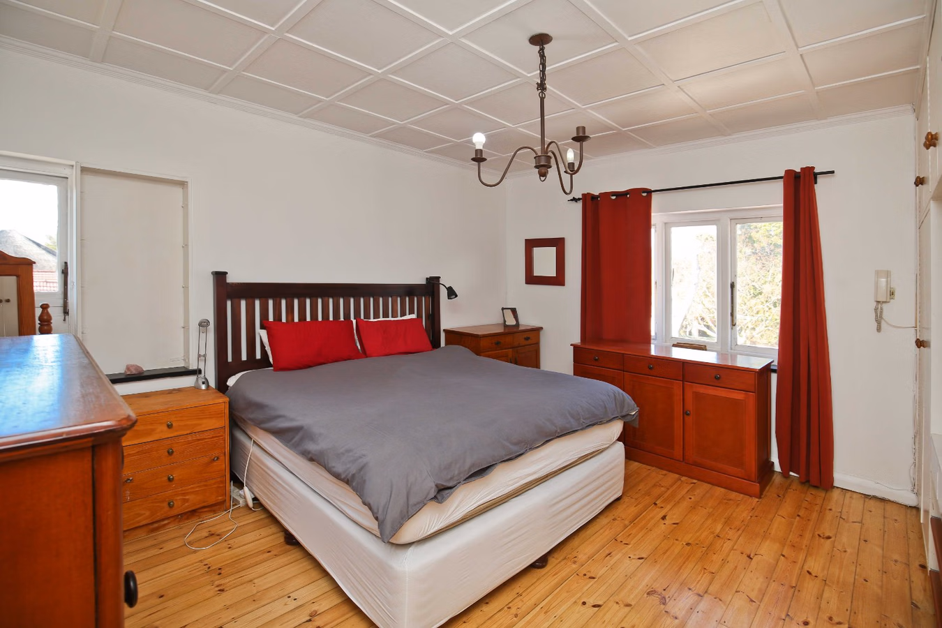 6 Bedroom House For Sale in Mangweni