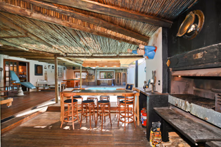 6 Bedroom House For Sale in Mangweni