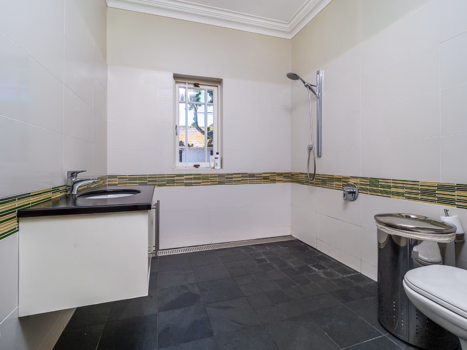 6 Bedroom House For Sale in Mangweni