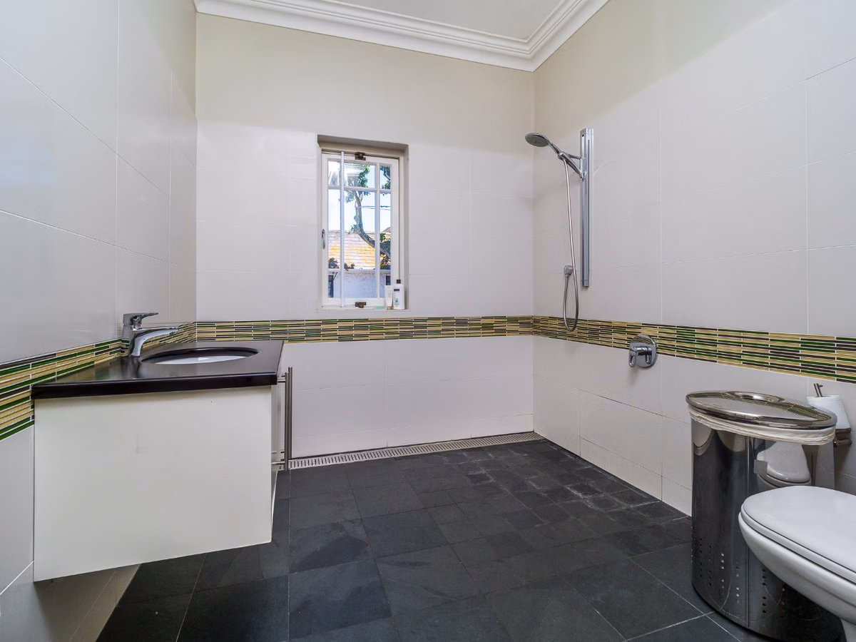 6 Bedroom House For Sale in Mangweni