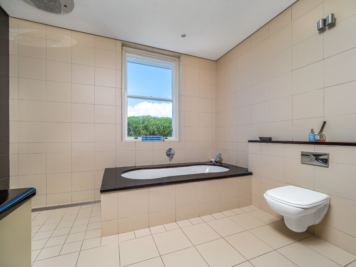 6 Bedroom House For Sale in Mangweni
