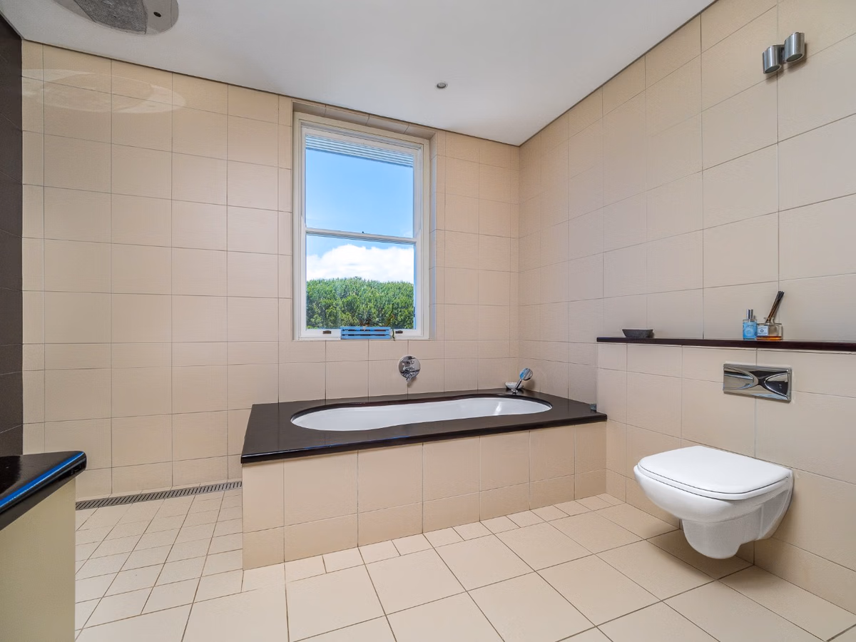 6 Bedroom House For Sale in Mangweni