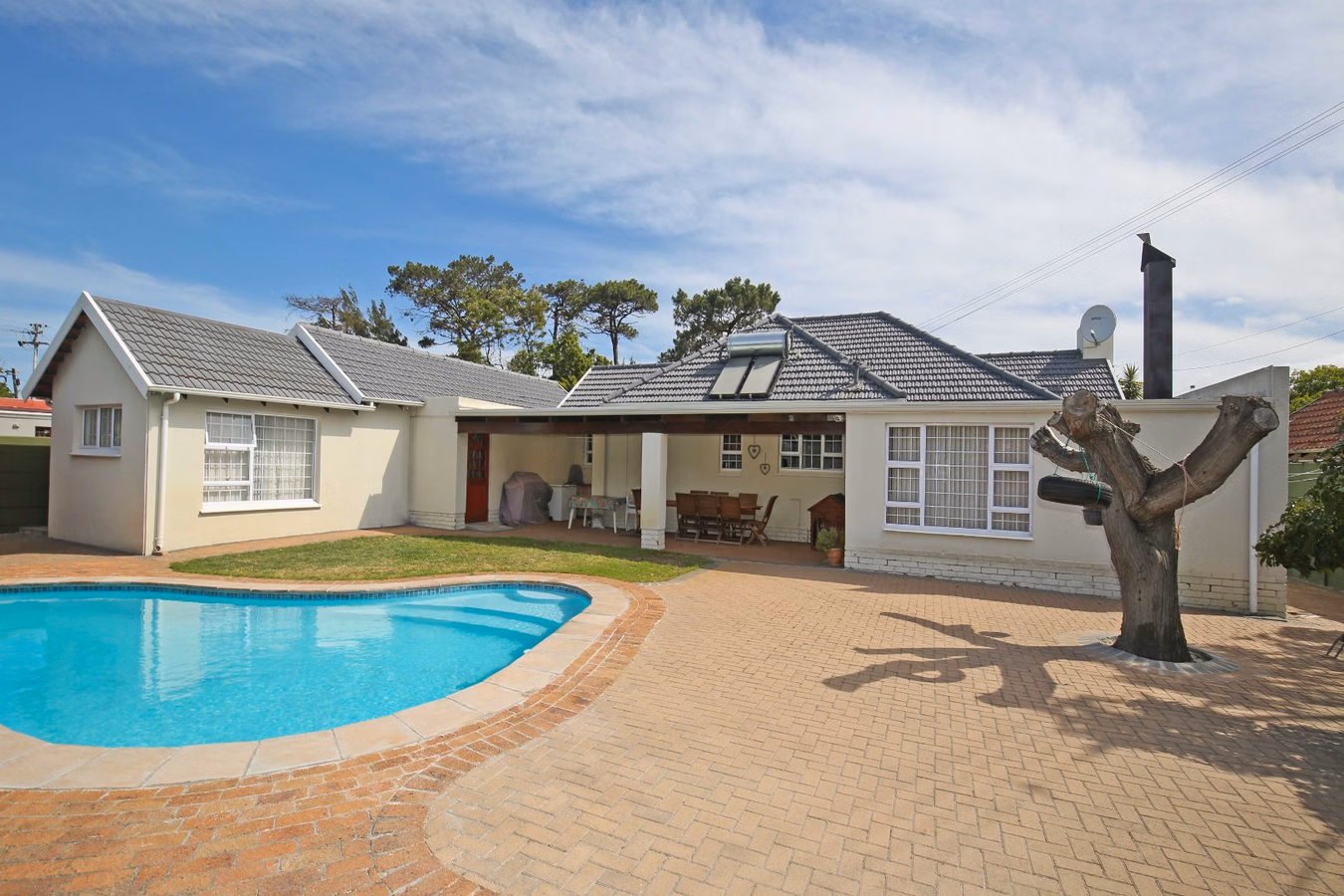 5 Bedroom House For Sale in Mangweni