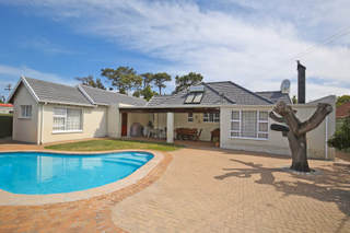 5 Bedroom House For Sale in Mangweni