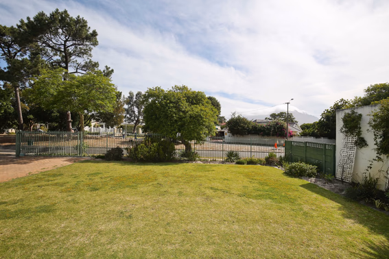 5 Bedroom House For Sale in Mangweni