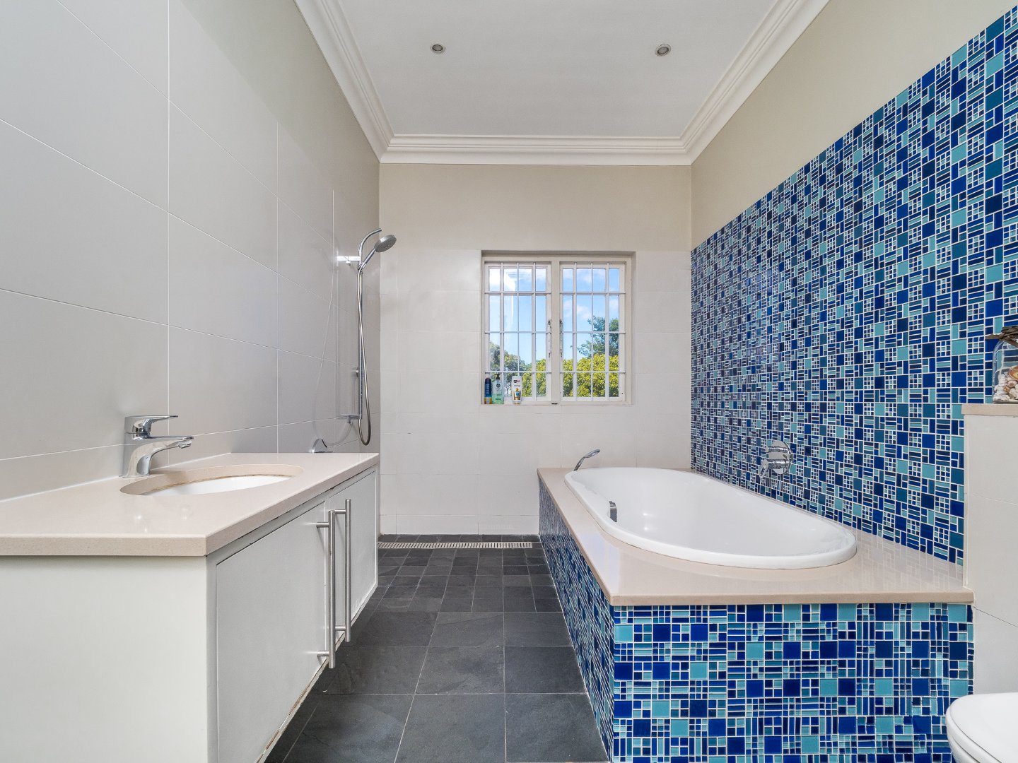 6 Bedroom House For Sale in Mangweni