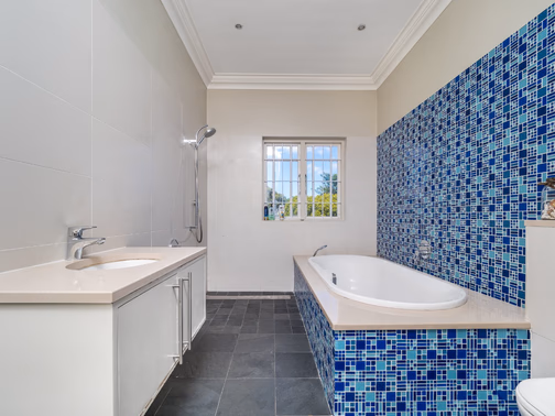 6 Bedroom House For Sale in Mangweni