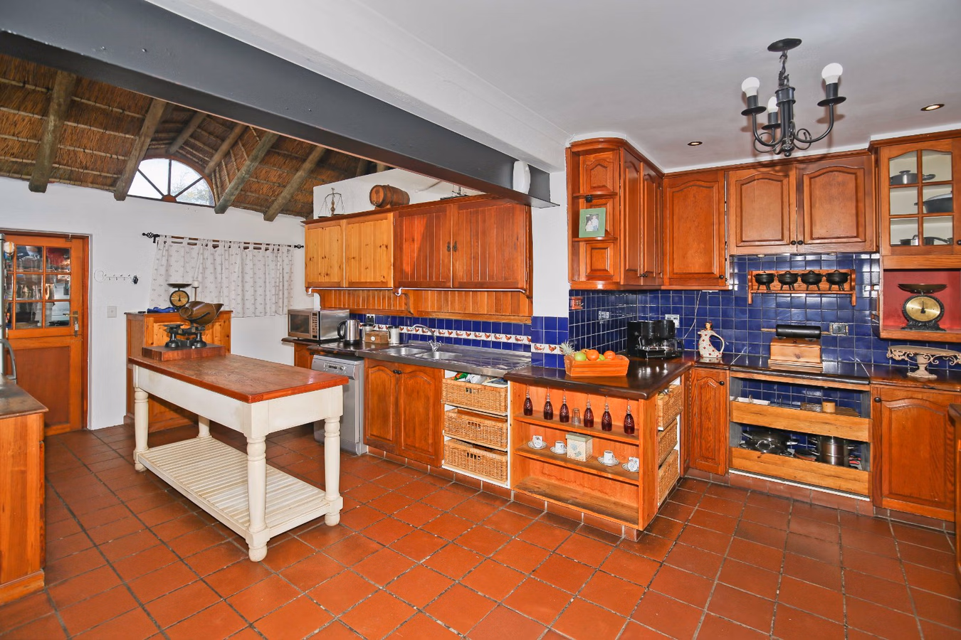 6 Bedroom House For Sale in Mangweni