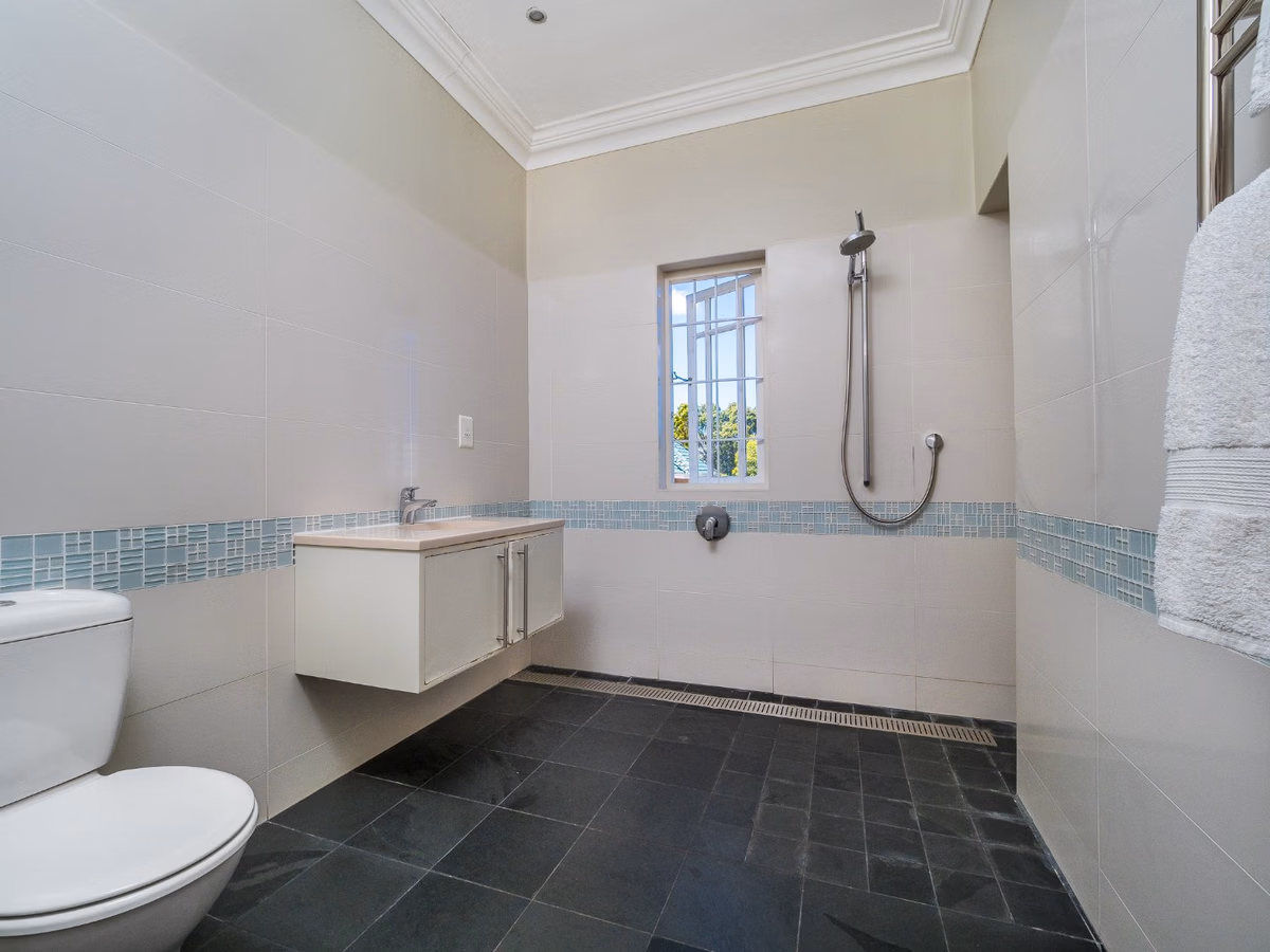 6 Bedroom House For Sale in Mangweni