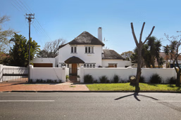 6 Bedroom House For Sale in Mangweni