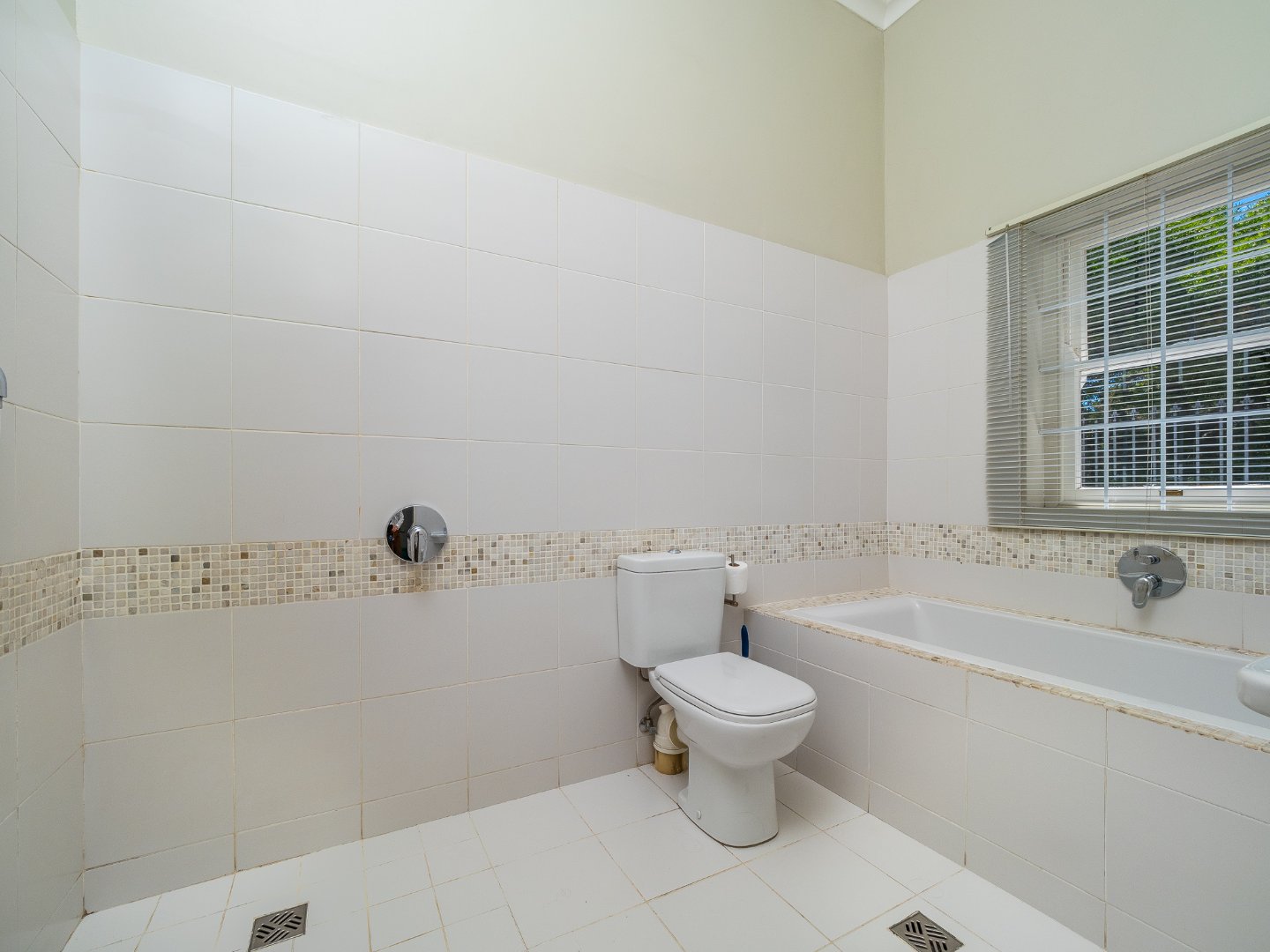 6 Bedroom House For Sale in Mangweni