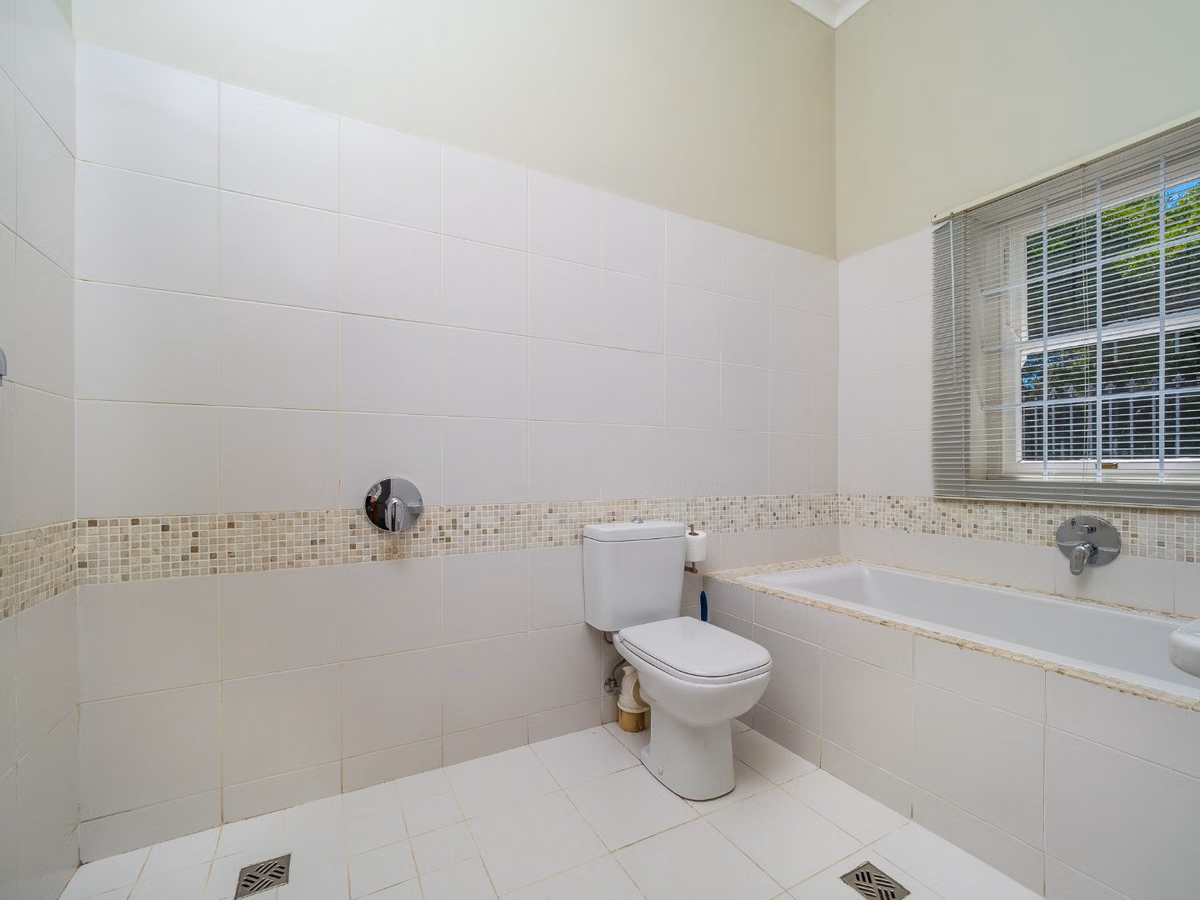 6 Bedroom House For Sale in Mangweni
