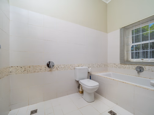 6 Bedroom House For Sale in Mangweni