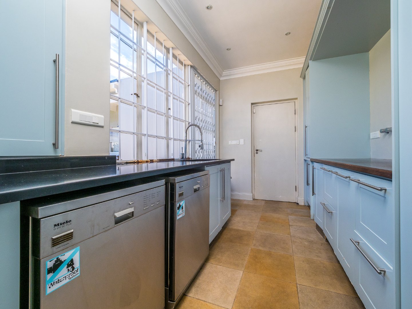 6 Bedroom House For Sale in Mangweni