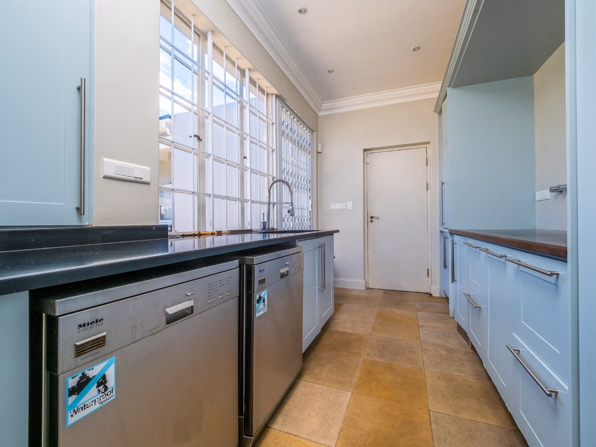 6 Bedroom House For Sale in Mangweni