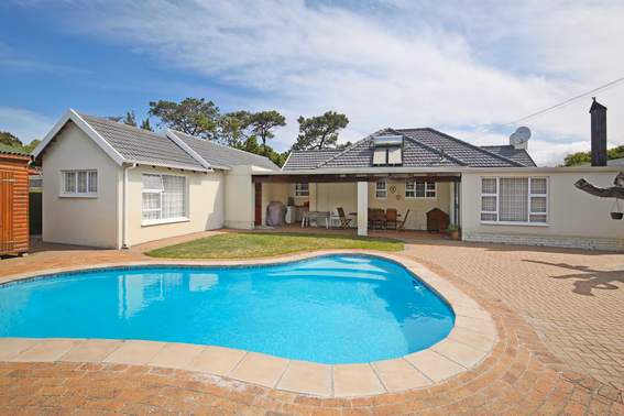 5 Bedroom House For Sale in Mangweni