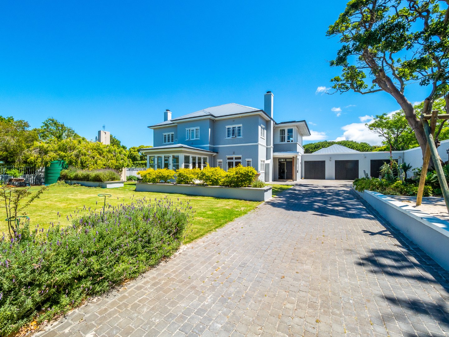 6 Bedroom House For Sale in Mangweni