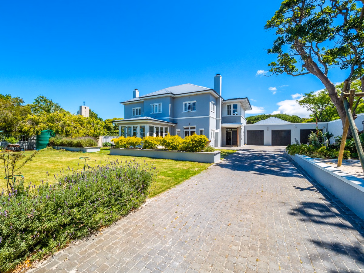 6 Bedroom House For Sale in Mangweni