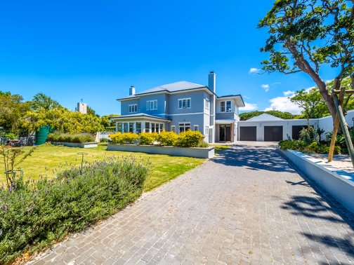 6 Bedroom House For Sale in Mangweni