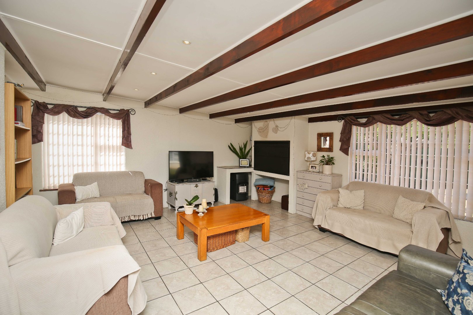 5 Bedroom House For Sale in Mangweni