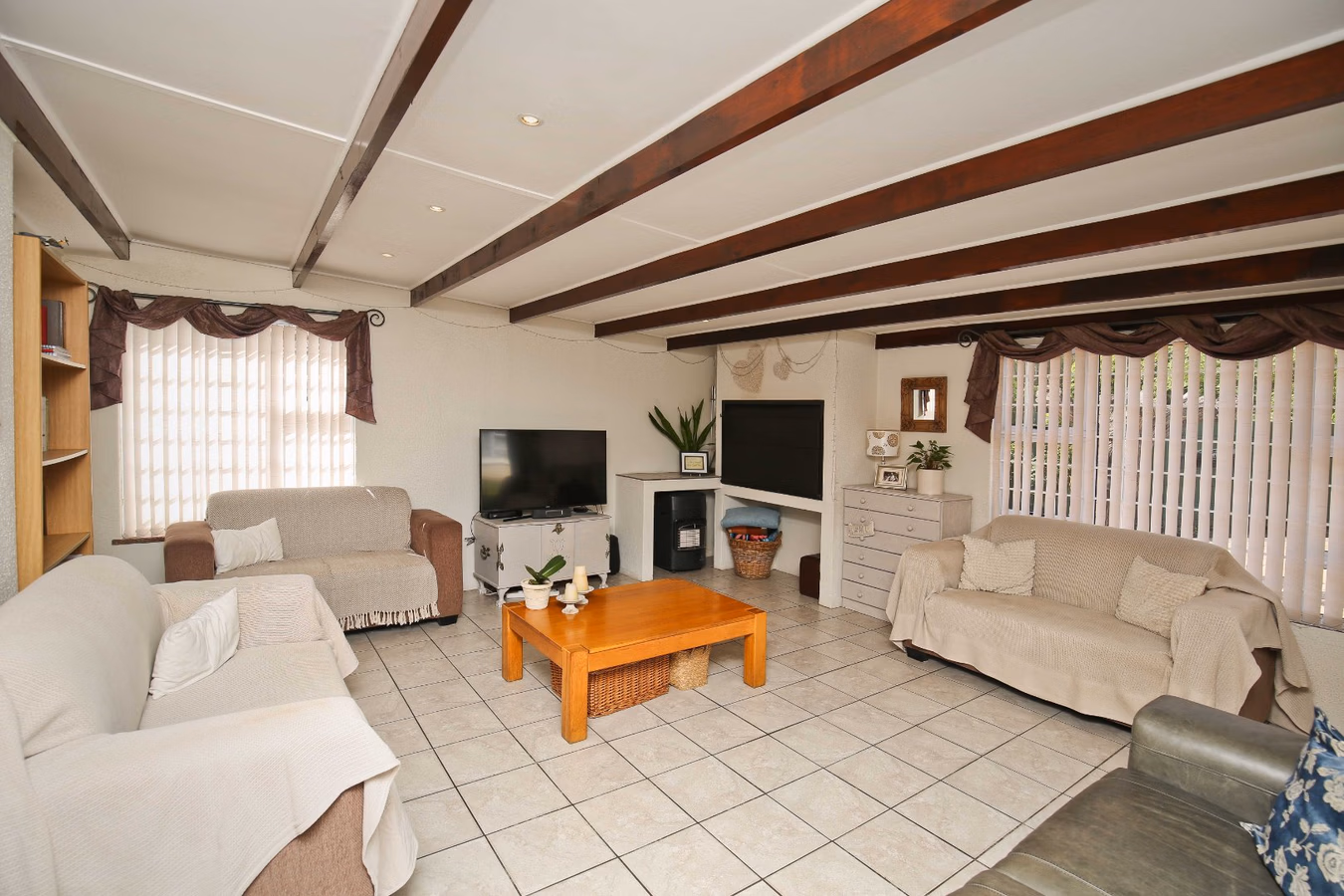 5 Bedroom House For Sale in Mangweni
