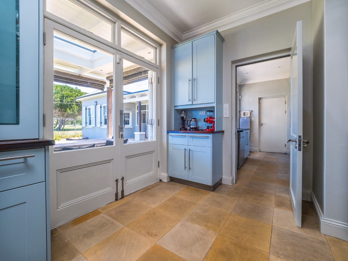 6 Bedroom House For Sale in Mangweni