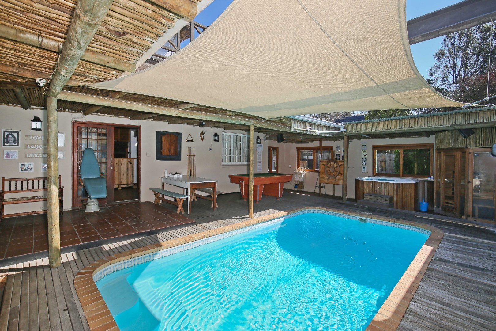 6 Bedroom House For Sale in Mangweni