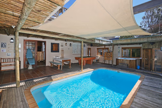 6 Bedroom House For Sale in Mangweni