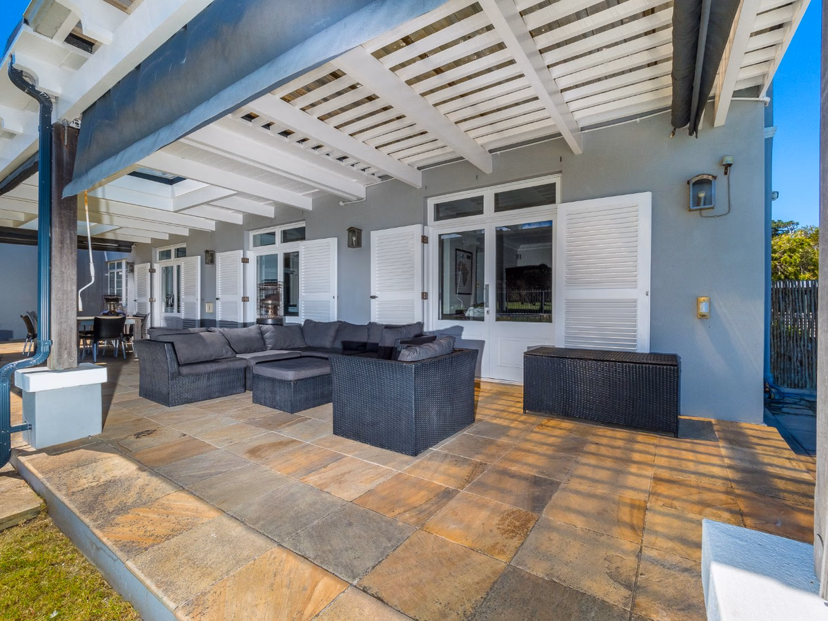 6 Bedroom House For Sale in Mangweni