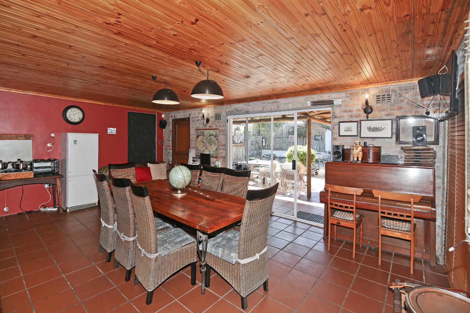 6 Bedroom House For Sale in Mangweni